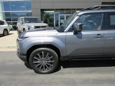 Used 2025 Lexus GX 550 w/ Accessory Package (2T) AWD/4WD image 2