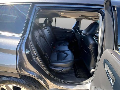 Used 2022 Toyota Highlander XLE FWD image 19