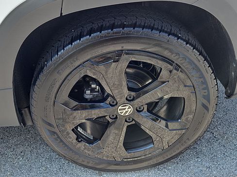 Used 2025 Volkswagen Taos SEL AWD/4WD image 29