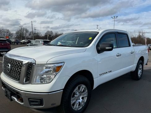 Used 2018 Nissan Titan SV image 9