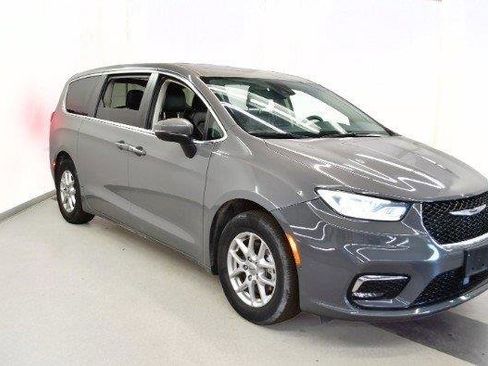 Used 2023 Chrysler Pacifica Touring-L FWD image 3