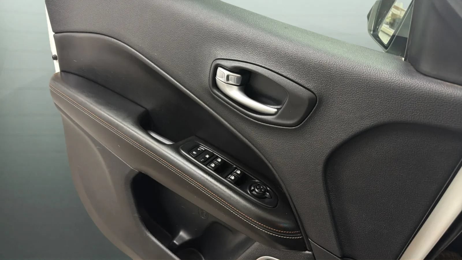 Used 2018 Jeep Compass Sport w/ Tech Group FWD image 17