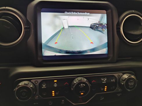 Used 2020 Jeep Wrangler Unlimited Sahara AWD/4WD image 22
