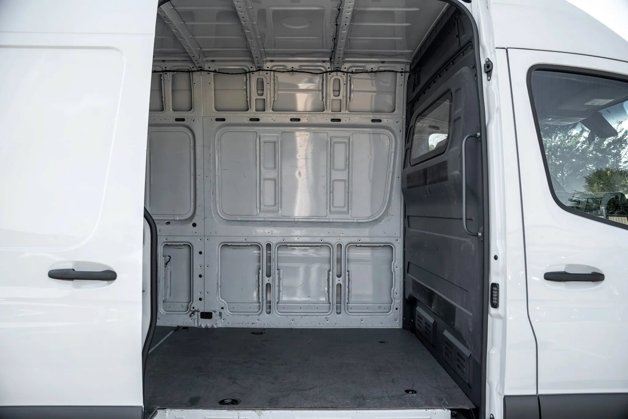 Used 2024 Mercedes-Benz Sprinter 2500 w/ Acoustic Package image 9