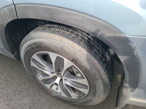 Used 2023 Toyota Highlander XLE image 3