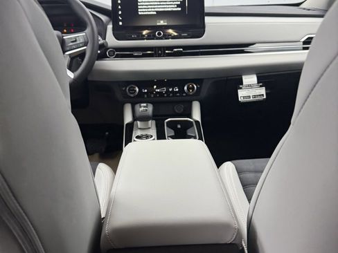 New 2025 Mitsubishi Outlander SE image 30