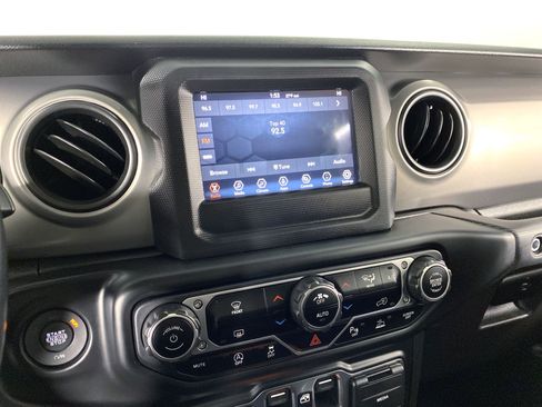 Used 2021 Jeep Gladiator Willys image 27