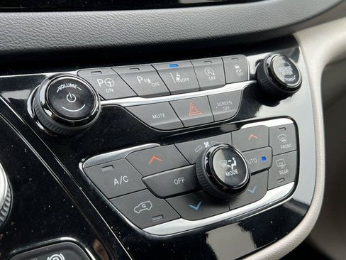 Used 2020 Chrysler Pacifica Touring-L Plus w/ Advanced Safetytec Group FWD image 25