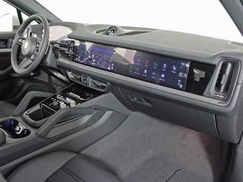 Used 2025 Porsche Cayenne Coupe image 37