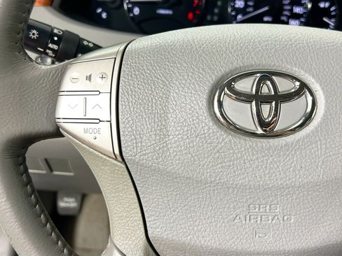 Used 2005 Toyota Avalon XLS image 18