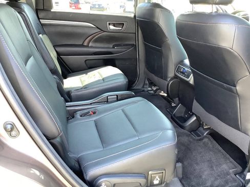 Used 2017 Toyota Highlander Limited AWD/4WD image 37