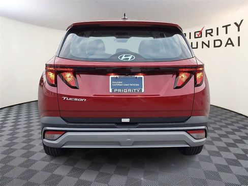 Certified 2025 Hyundai Tucson SE image 5