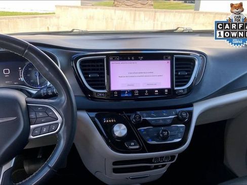Used 2022 Chrysler Pacifica Touring-L FWD image 6