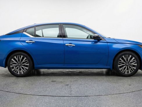 Used 2025 Nissan Altima 2.5 SV image 11