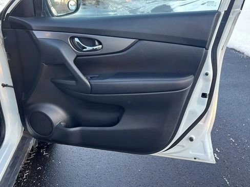 Used 2016 Nissan Rogue SV image 18