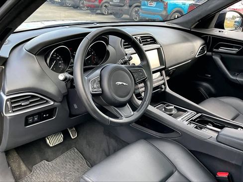 Used 2019 Jaguar F-PACE Premium image 17