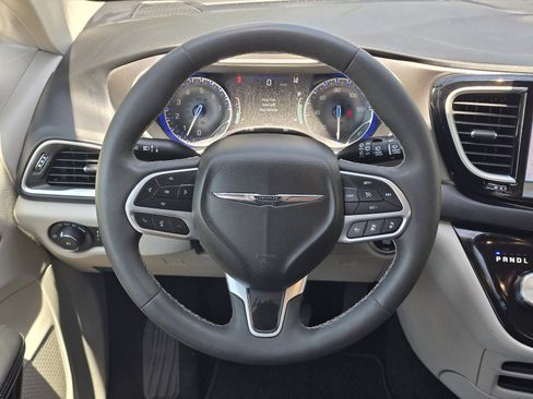 Used 2024 Chrysler Pacifica Touring-L image 15