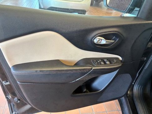 Used 2017 Jeep Cherokee Limited w/ Technology Group image 16