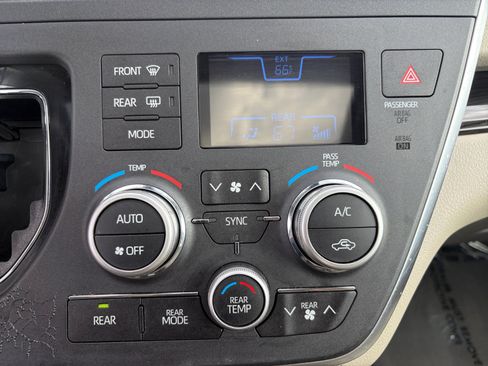 Used 2019 Toyota Sienna XLE AWD/4WD image 22