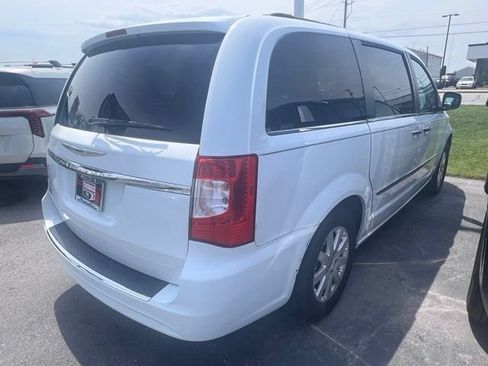 Used 2016 Chrysler Town & Country Touring w/ Driver Convenience Group FWD image 5
