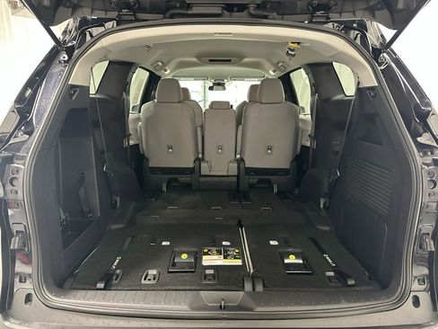 Used 2025 Toyota Sienna LE image 52