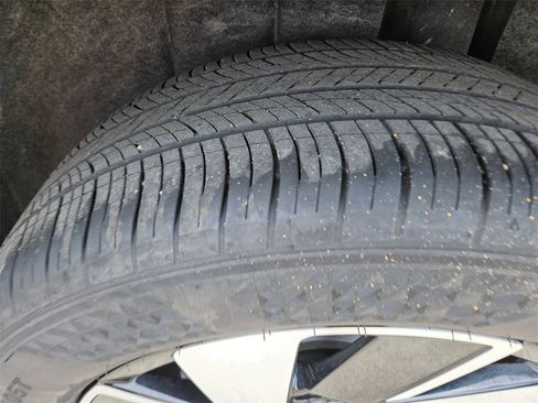 Used 2025 Volkswagen Atlas Cross Sport SE image 26