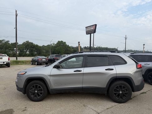 Used 2017 Jeep Cherokee Sport w/ Trailer Tow Group AWD/4WD image 3