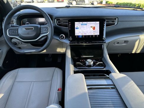 Certified 2025 Jeep Wagoneer Series III w/ Premium Group I AWD/4WD image 10