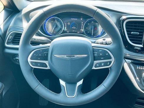 New 2025 Chrysler Pacifica Select image 42