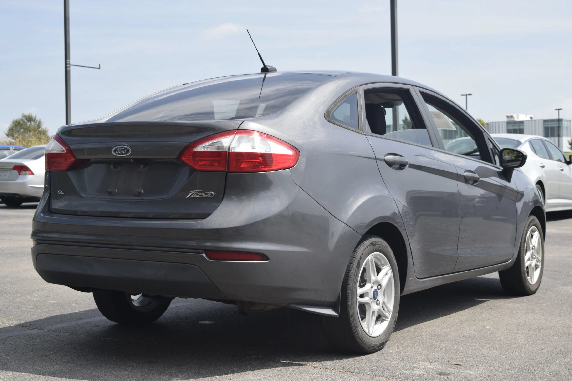 Used 2018 Ford Fiesta SE FWD image 3