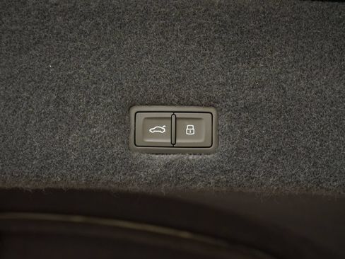 Used 2022 Lamborghini Urus AWD/4WD image 32