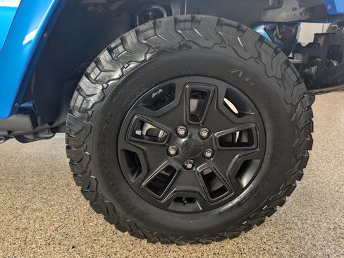 Used 2016 Jeep Wrangler Unlimited Sahara w/ Dual Top Group image 21