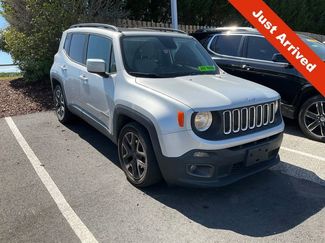 Used 2018 Jeep Renegade Latitude FWD video 1