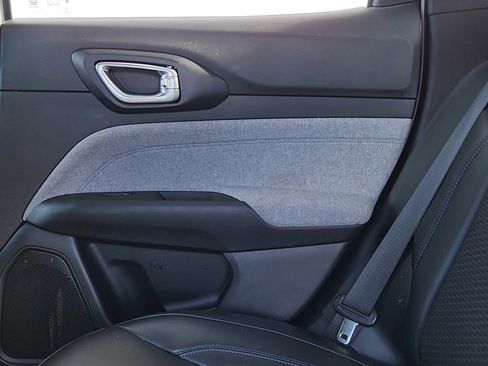 Used 2023 Jeep Compass Latitude image 17