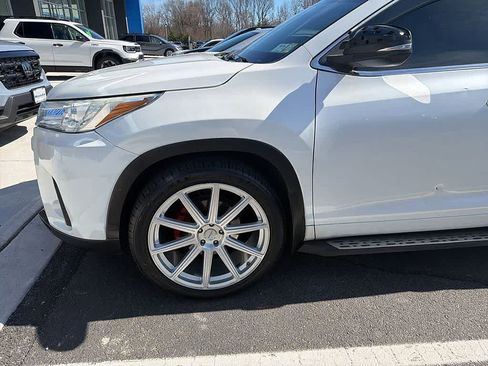 Used 2017 Toyota Highlander XLE image 11