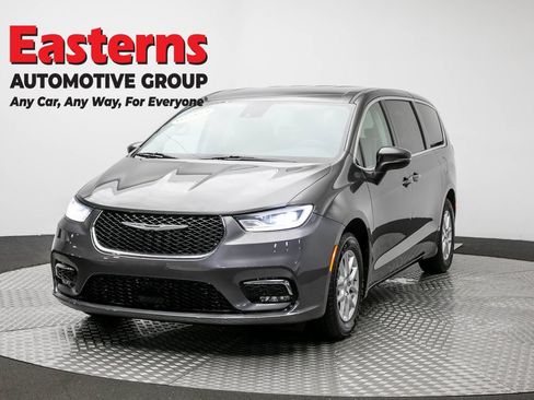Used 2023 Chrysler Pacifica Touring-L FWD image 1