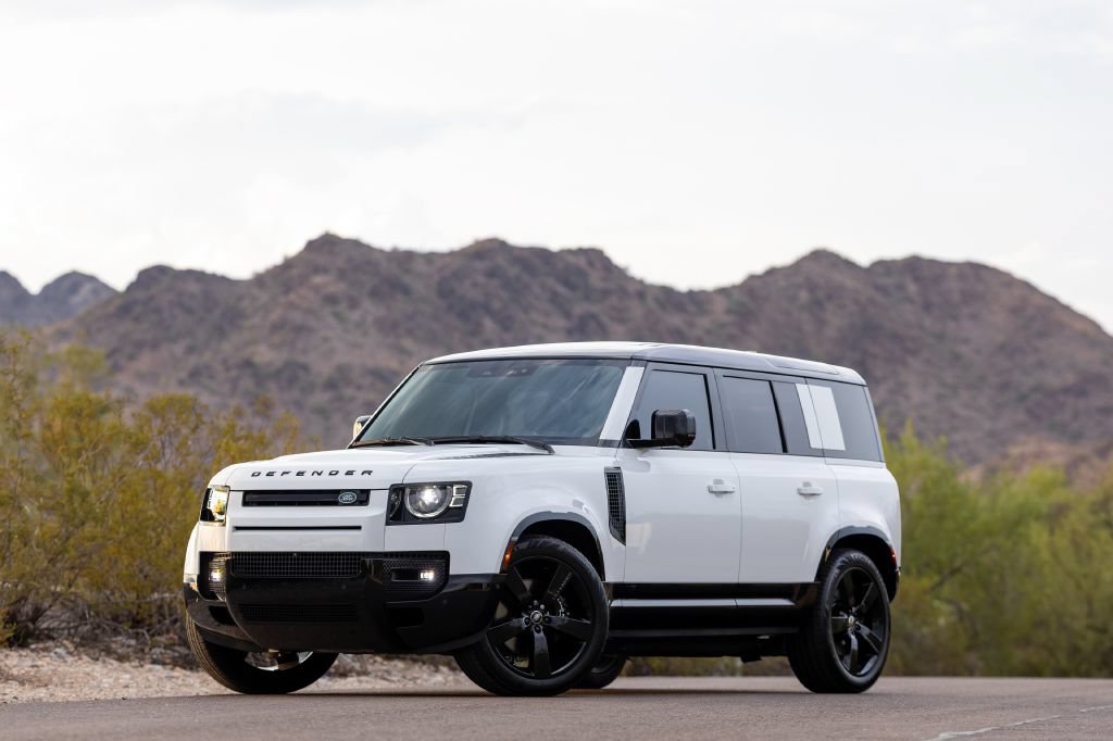 Used 2025 Land Rover Defender 110 V8 AWD/4WD image 5
