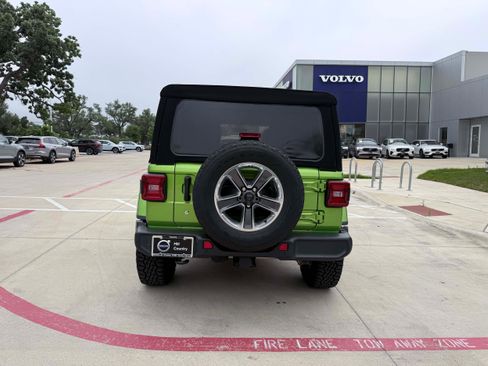 Used 2018 Jeep Wrangler Unlimited Sahara AWD/4WD image 5
