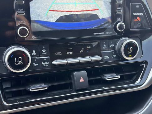 Used 2021 Toyota Highlander LE FWD image 28