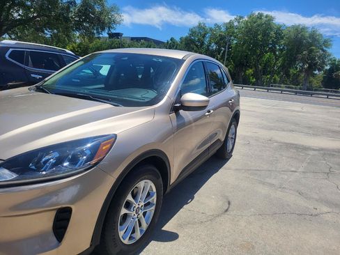 Used 2020 Ford Escape SE FWD image 2