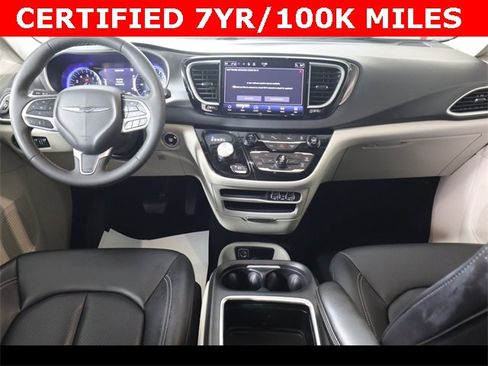 Used 2023 Chrysler Pacifica Touring-L image 14
