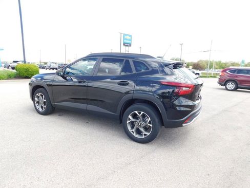 Used 2025 Chevrolet Trax LT w/ LT Convenience Package FWD image 5