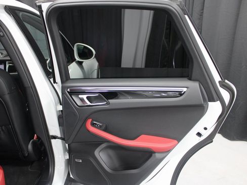 Used 2021 Porsche Macan image 24