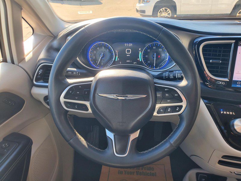 Used 2023 Chrysler Pacifica Touring-L FWD image 9