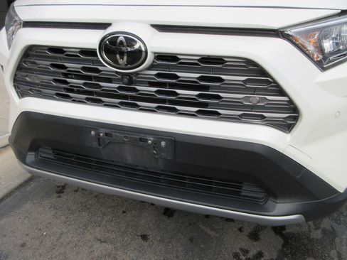 Used 2019 Toyota RAV4 Limited image 14