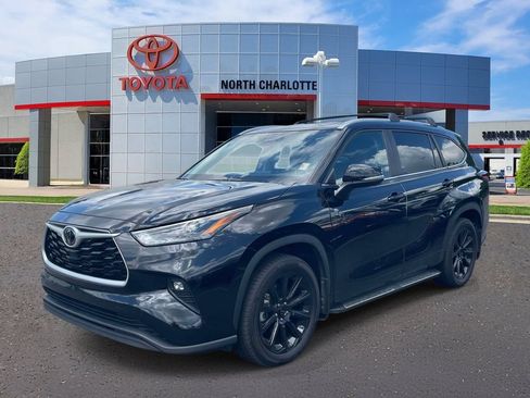 Used 2024 Toyota Highlander XLE AWD/4WD image 5