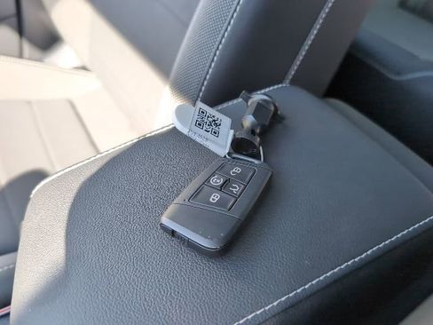 Used 2023 Volkswagen Taos SE w/ Panoramic Sunroof Package image 29