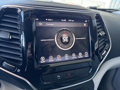 Used 2019 Jeep Cherokee Limited AWD/4WD image 23
