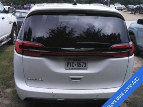 Used 2025 Chrysler Pacifica Select FWD image 9