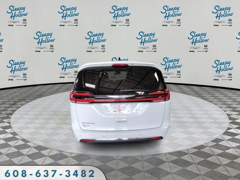Used 2024 Chrysler Pacifica Touring-L image 6